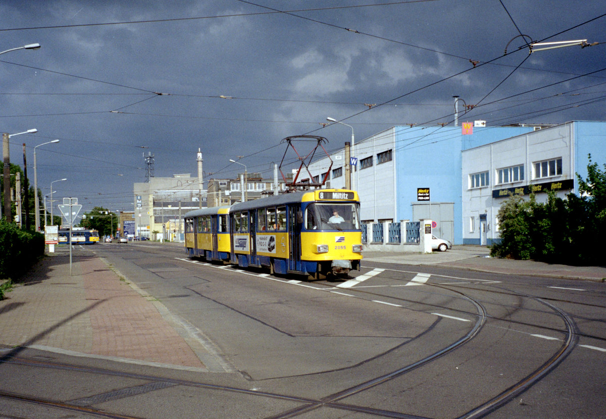Leipzig LVB SL 8 (Tw T4D-M2 (LVB-Typ 33d) 2055 mit einem Bw des Typs B4D-M (= LVB-Typ 65c)) Riesaer Straße / Straßenbahnhof Paunsdorf am 14. Juli 2008. - Scan von einem Farbnegativ. Film: Kodak Film FB 200. Kamera: Leica C2.