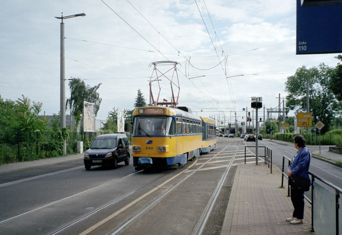 Leipzig LVB: Tw T4D-M1 (LVB-Typ 33c) 2142 fährt am 14. Juli 2008 mit einem Bw der Serie 901-938 (NB4, LVB-Typ 68) an der Haltestelle Mockauer Straße / Volbedingstraße vorbei. 