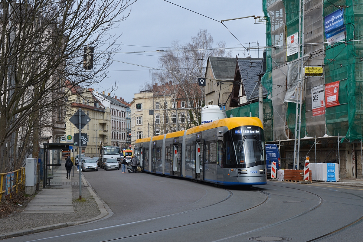 Leipzig, Menckestraße, 12.02.2018. Solaris Tramino #1006 als Linie 4 steht an der Haltestelle. 