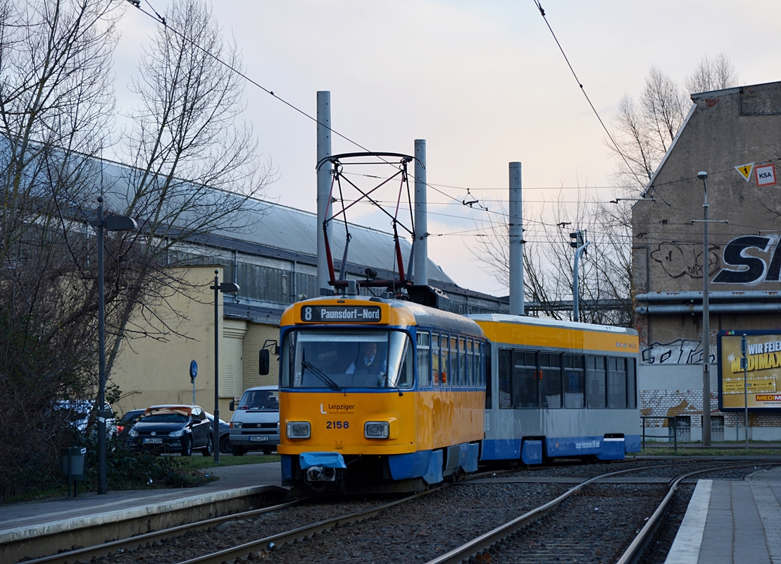 Leipzig, Paunsdorf. Tatra T4D mit einem NB4 Beiwagen erreicht die Haltestelle Paunsdord Straßenbahnhof. Die Aufnahme stammt vom 12.02.2018.