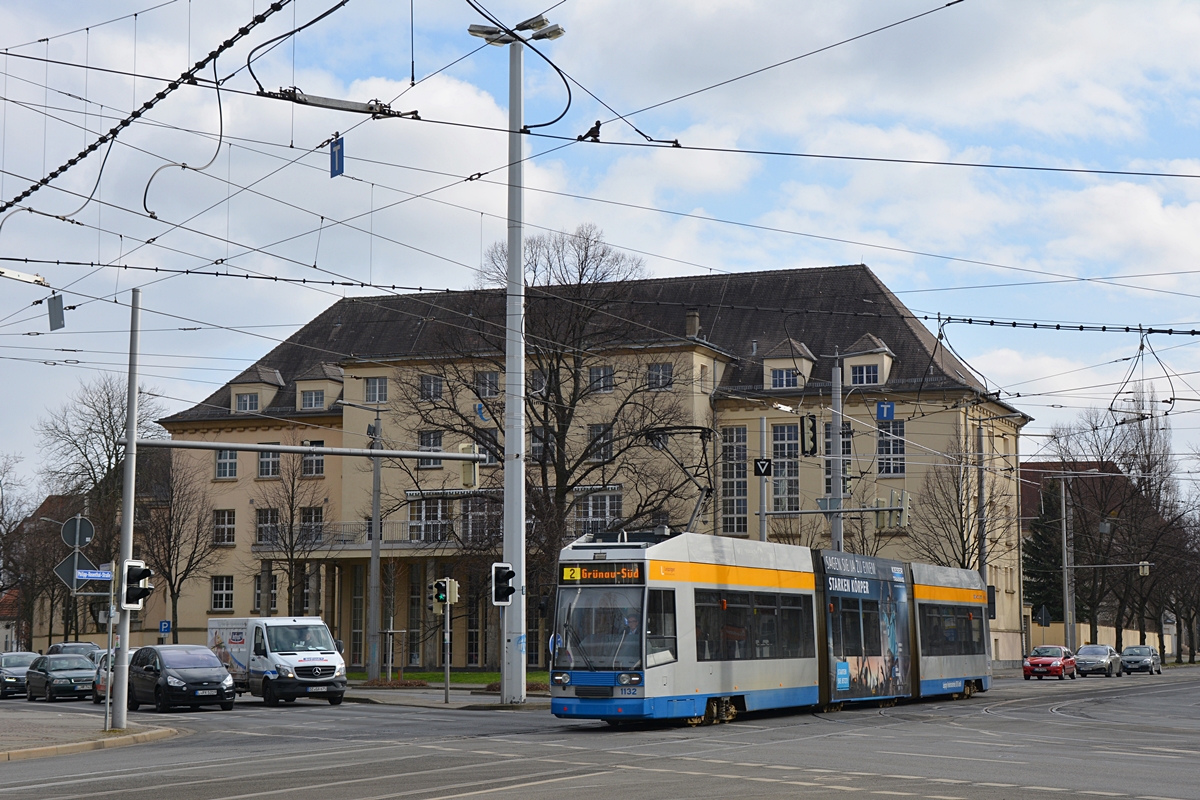 Leipzig, Philipp-Rosenthal-Straße. DWA NGT8 #1132 auf der Linie 2. Die Aufnahme stammt vom 12.02.2018.