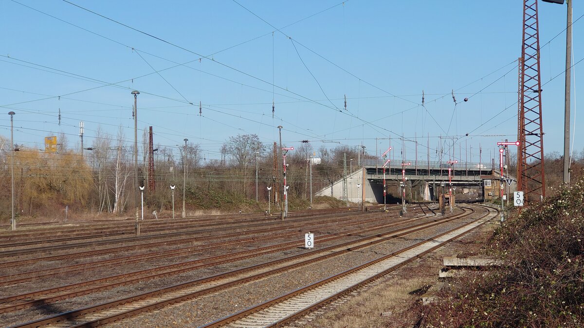 Leipzig-Schönefeld, der letzte Bahnhof in Leipzig, der noch komplett mit Formsignalen ausgestattet ist, aufgenommen am 14.2.22 vom Weg zur Kleingartenanlage. 