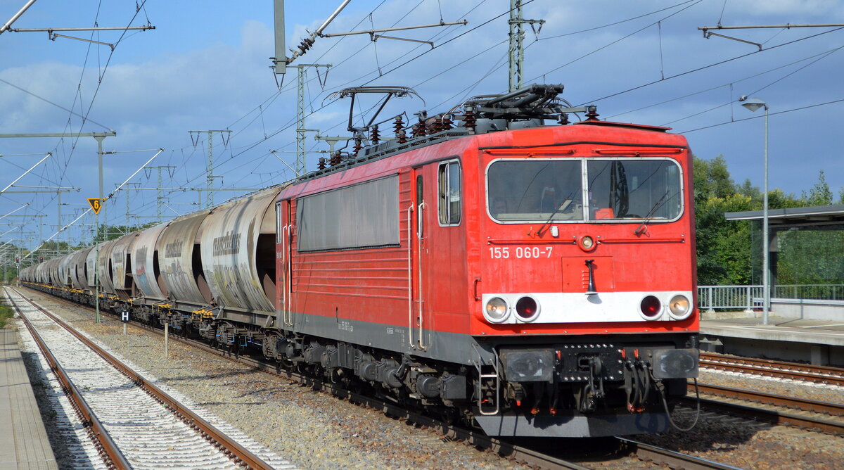 Leipziger Dampf KulTour Alexander Schröter, Leipzig mit  155 060-7  [NVR-Nummer: 91 80 6155 060-7 D-LDK] und einem Getreidezug am 22.09.21 Durchfahrt Bf. Golm (Potsdam).