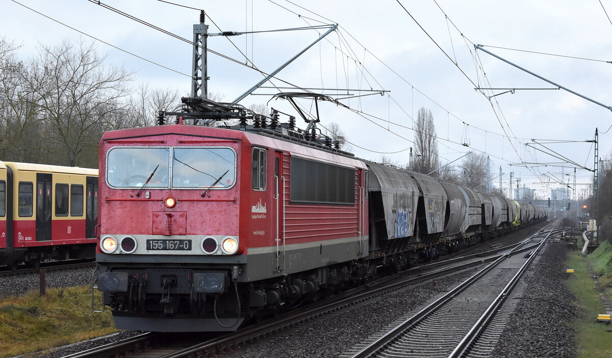 Leipziger Dampf KulTour GbR, Leipzig mit ihrer  155 167-0  (NVR:  91 80 6155 167-0 D-LDK )mit einem Getreidezug am 23.12.22 Durchfahrt Bahnhof Berlin Hohenschönhausen.