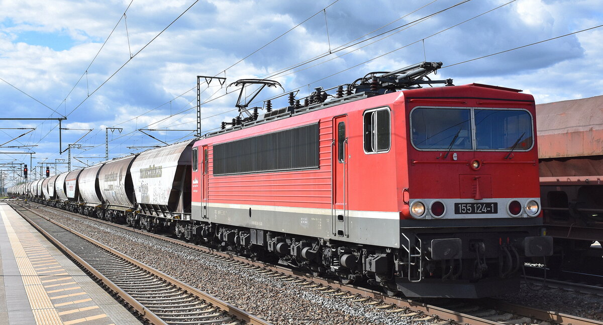 Leipziger Dampf KulTour GbR, Leipzig mit ihrer  155 124-1  (NVR:  91 80 6155 124-1 D-LDK ) und einem Getreidezug am 18.04.24 Höhe Bahnhof Rodleben.