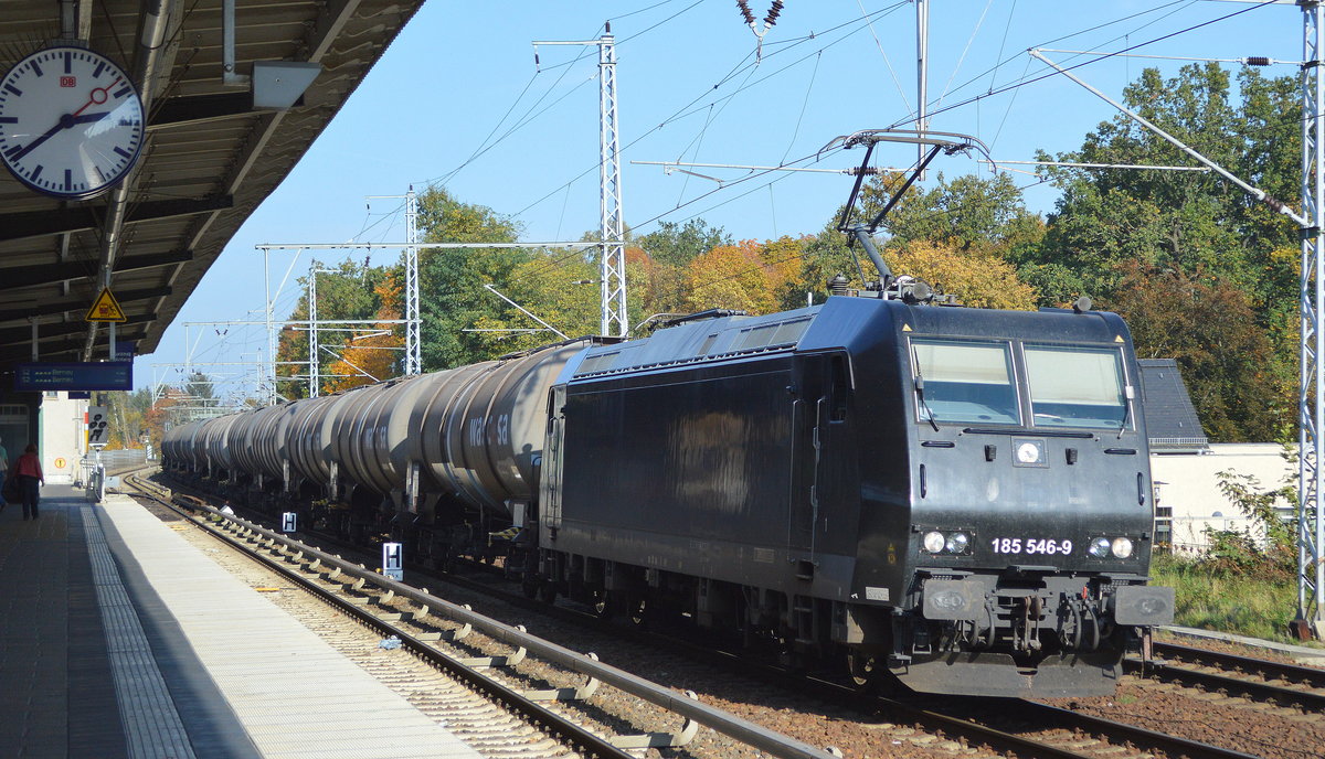Leipziger Eisenbahnverkehrsgesellschaft mbH, Delitzsch [D] mit der MRCE Leasinglok  185 546-9  (NVR-Nummer: 91 80 6185 546-6 D-DISPO] und Kesselwagenzug aus Stendell kommend Durchfahrt Berlin Buch, 15.10.19 