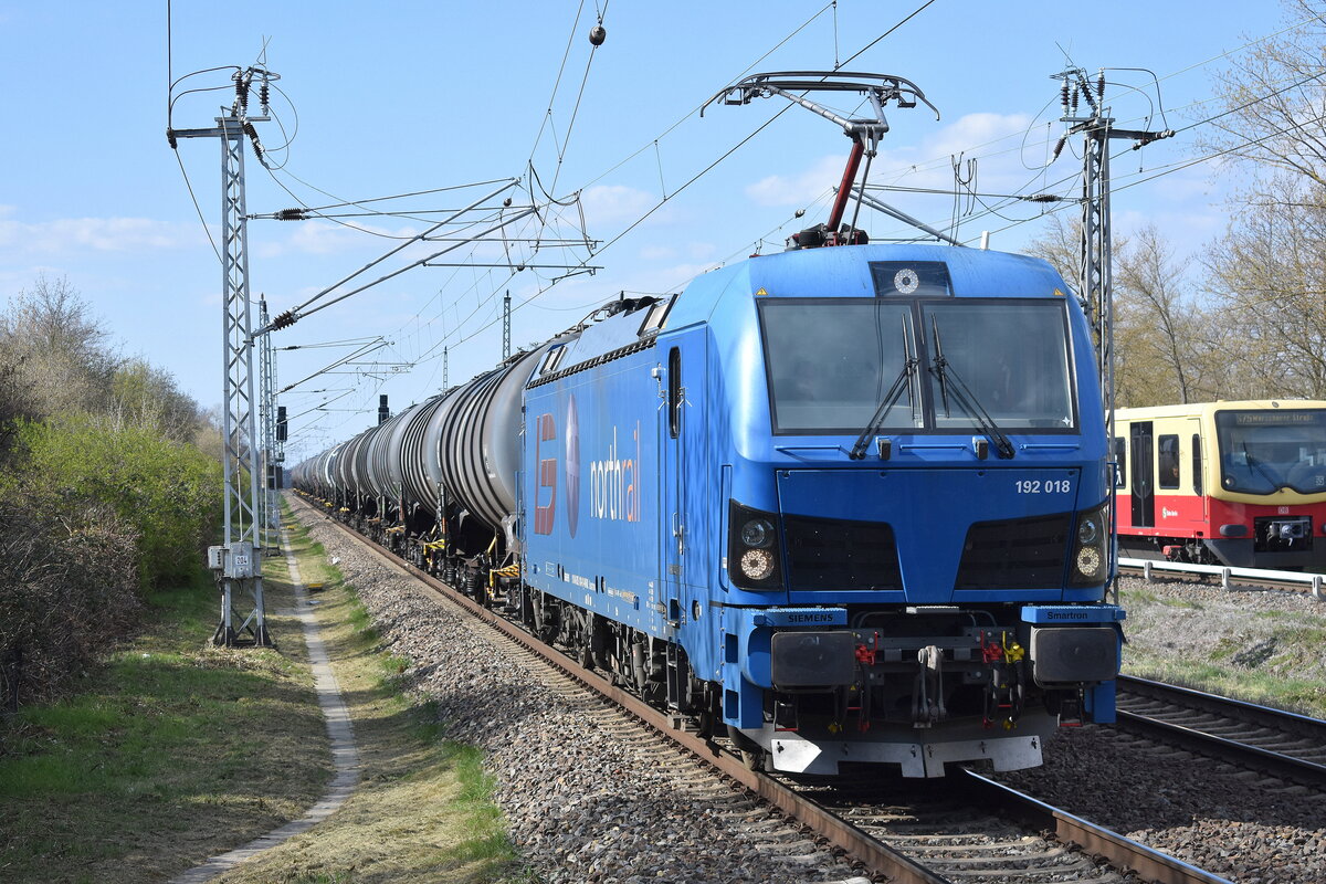 Leipziger Eisenbahnverkehrsgesellschaft mbH, Delitzsch (LEG) mit der Smartron  192 018  (NVR:  91 80 6192 018-0 D-NRAIL ) und einem Kesselwagenzug (Ethanol) am 06.04.23 Durchfahrt Bahnhof Berlin Hohenschönhausen.