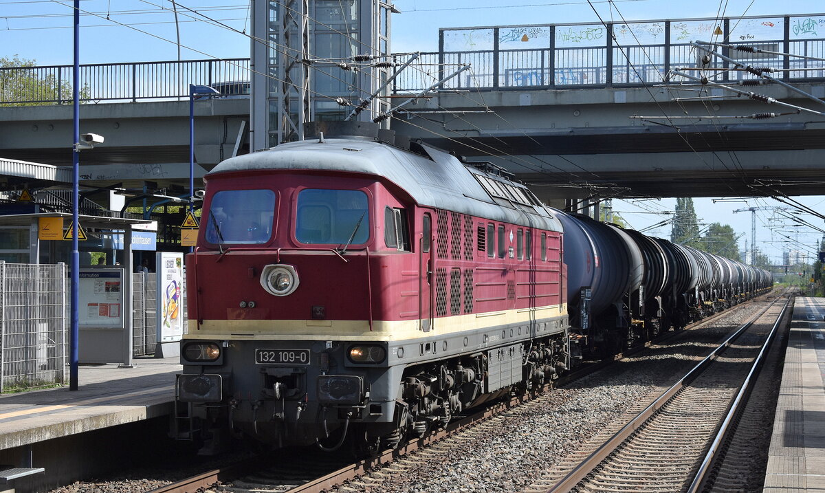 Leipziger Eisenbahnverkehrsgesellschaft mbH, Delitzsch (LEG) mit ihrer  132 109-0  (NVR:  92 80 1232 109-9 D-LEG ) und einem Kesselwagenzug (leer) Richtung Stendell am 14.08.23 Durchfahrt Bahnhof Berlin-Hohenschönhausen.