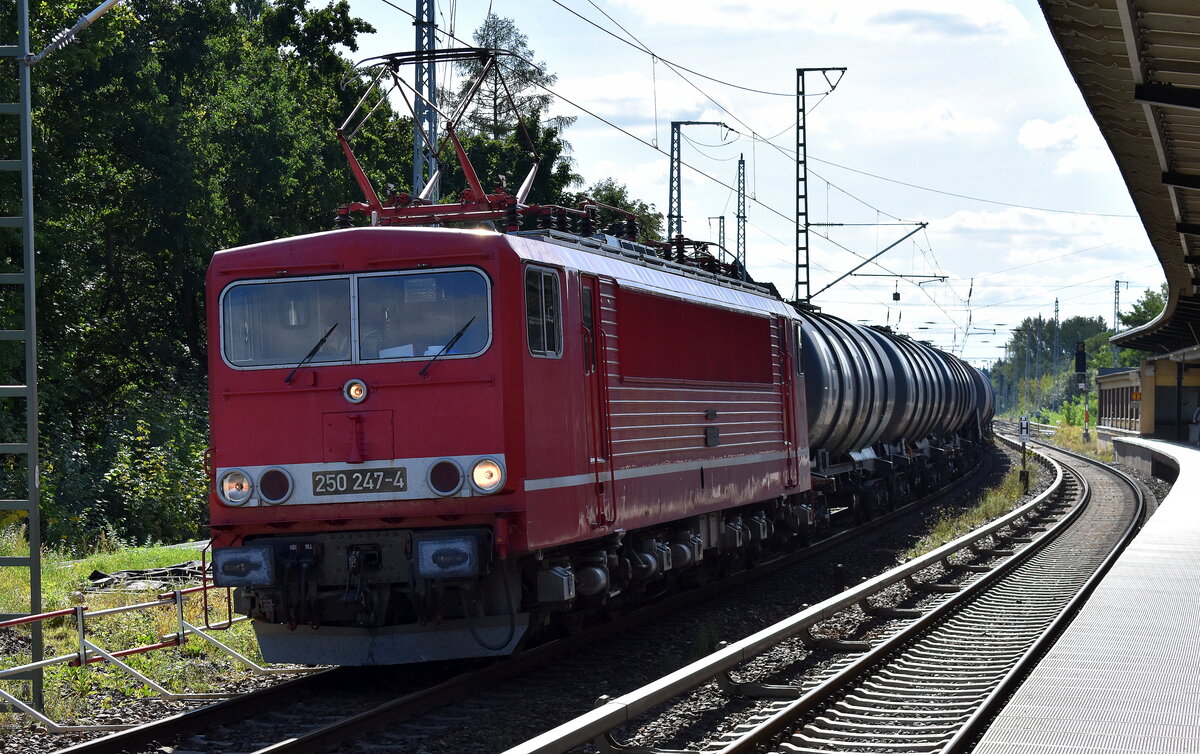 Leipziger Eisenbahnverkehrsgesellschaft mbH, Delitzsch (LEG) mit ihrer  250 247-4  (NVR:  91 80 6155 247-0 D-LEG ) und einem Kesselwagenzug (leer) Richtung Stendell am 14.09.23 Berlin-Buch.