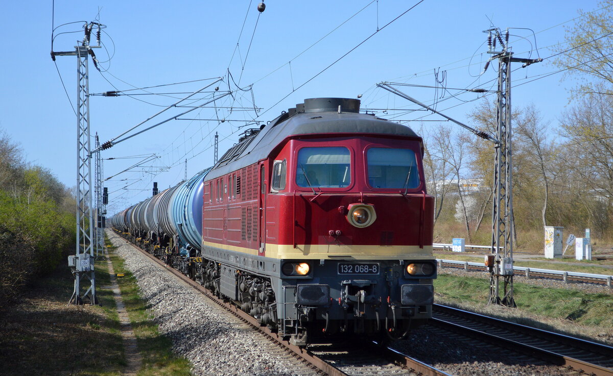 Leipziger Eisenbahnverkehrsgesellschaft mbH, Delitzsch mit  132 068-8  (NVR:  92 80 1232 068-7 D-LEG ) und Kesselwagenzug Richtung Industrieübergabe Berlin Nordost am 29.03.22 Durchfahrt Bf. Berlin Hohenschönhausen.
