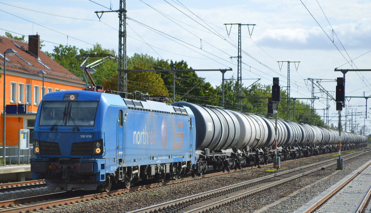 Leipziger Eisenbahnverkehrsgesellschaft mbH, Leipzig [D] mit  192 018  [NVR-Nummer: 91 80 6192 018-0 D-NRAIL] und Kesselwagenzug am 22.09.21 Durchfahrt Bf. Golm (Potsdam).