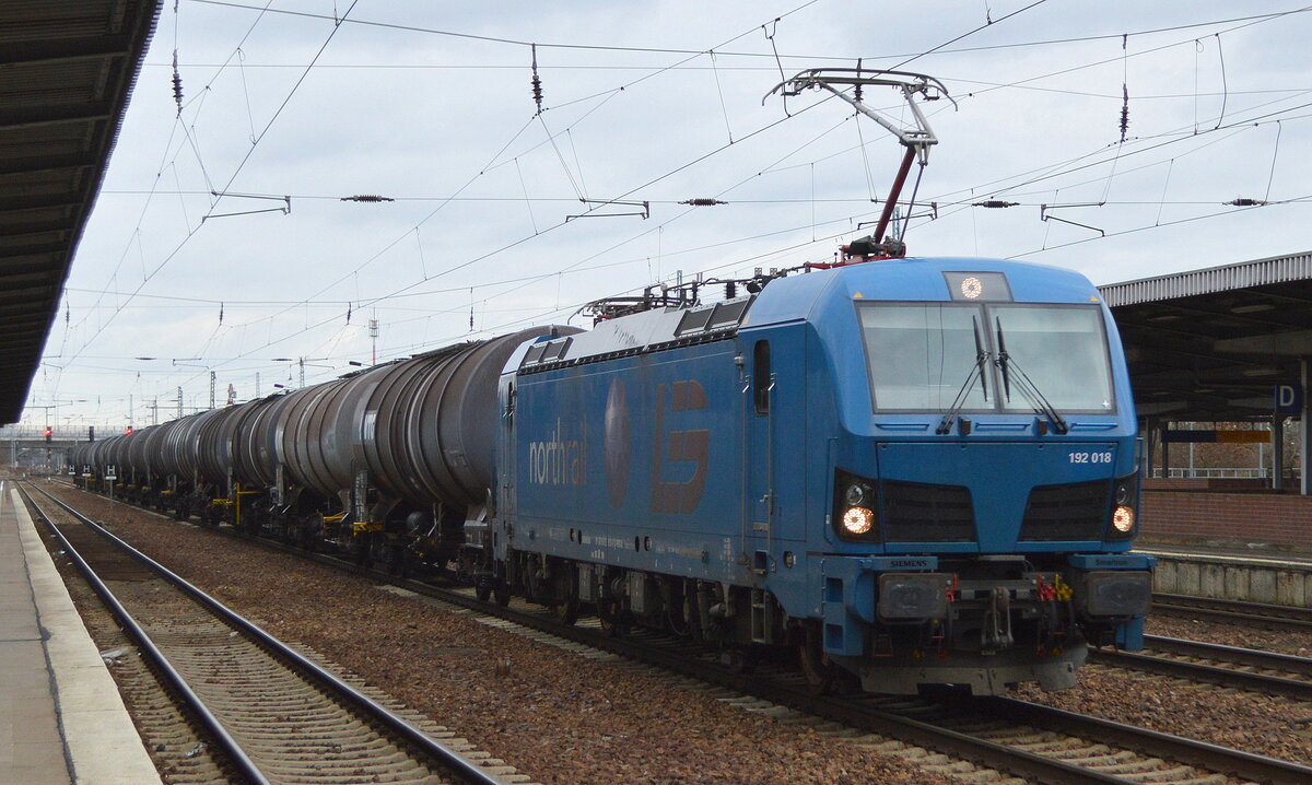 Leipziger Eisenbahnverkehrsgesellschaft mbH, Leipzig [D] mit  192 018  [NVR-Nummer: 91 80 6192 018-0 D-NRAIL] und Kesselwagenzug am 09.02.22 Durchfahrt Bf. Flughafen BER - Terminal 5.