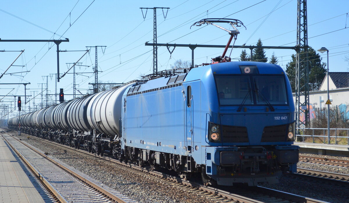 Leipziger Eisenbahnverkehrsgesellschaft mbH, Leipzig [D] mit  192 047  [NVR-Nummer: 91 80 6192 047-9 D-NRAIL] und Kesselwagenzug am 22.03.22 Durchfahrt Bf. Golm.