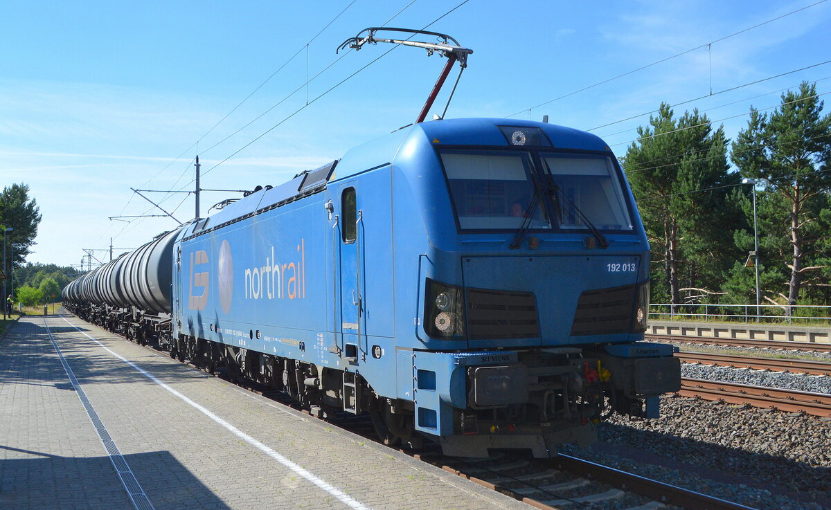 Leipziger Eisenbahnverkehrsgesellschaft mbH, Leipzig [D] mit der Smartron  192 013  [NVR-Nummer: 91 80 6192 013-1 D-NRAIL] und Kesselwagenzug beim Kurzhalt im Bahnhof Glöwen für eine ICE Überholung am 12.07.22