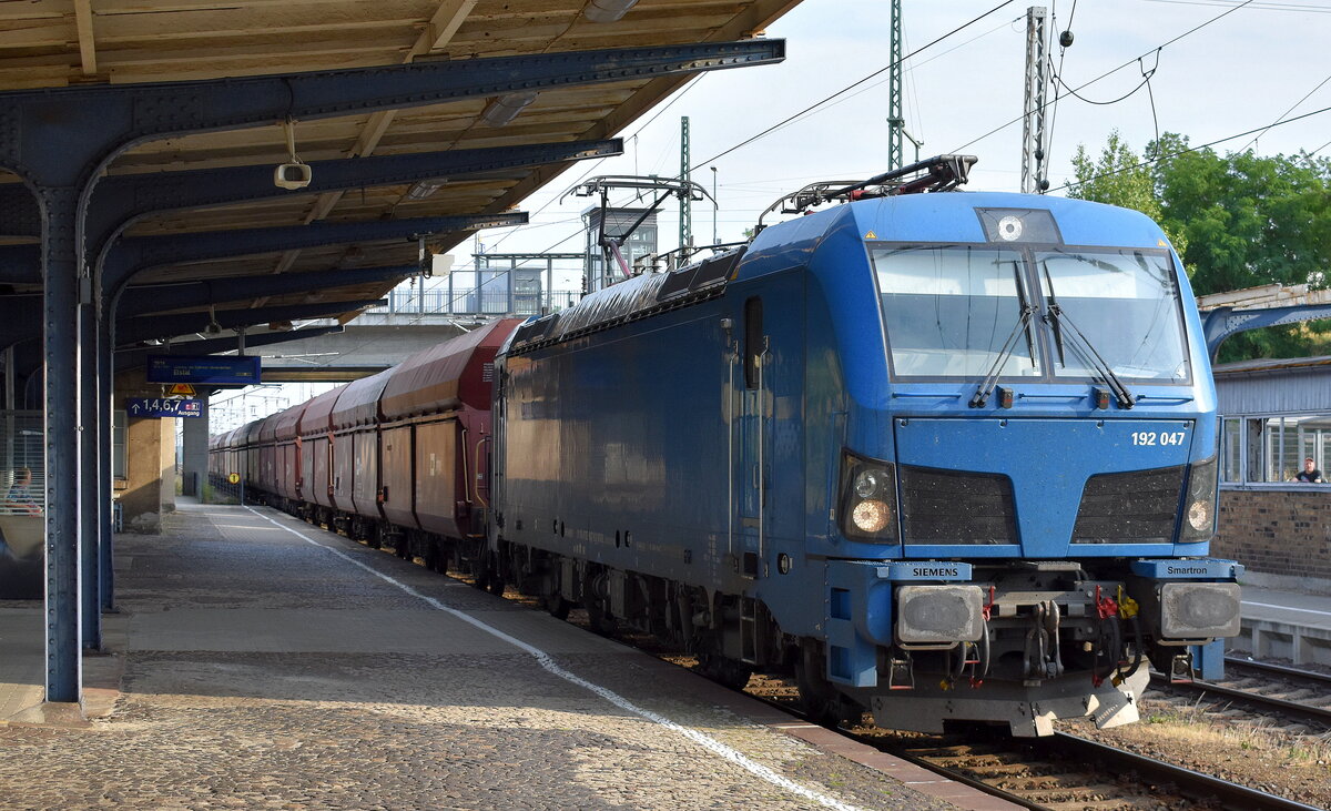 Leipziger Eisenbahnverkehrsgesellschaft mbH, Leipzig [D] mit der Smartron  192 047  [NVR-Nummer: 91 80 6192 047-9 D-NRAIL] und einem Ganzzug tschechischer Selbstentladewagen am 20.06.23 Durchfahrt Bahnhof Falkenberg (Elster). 