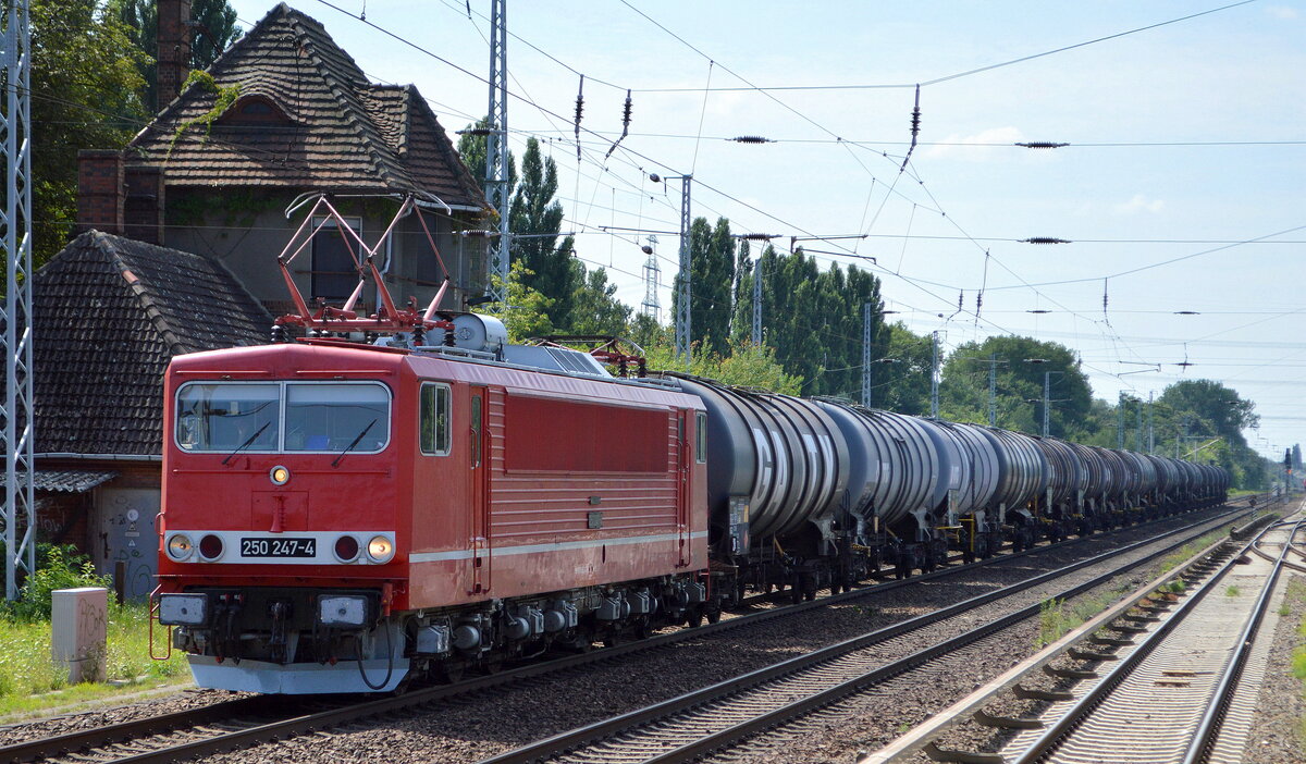 Leipziger Eisenbahnverkehrsgesellschaft mbH, Leipzig mit  155 247-0  [NVR-Nummer: 91 80 6155 247-0 D-LEG] mit Kesselwagenzug (leer) Richtung Stendell am 12.08.21 Berlin Buch.