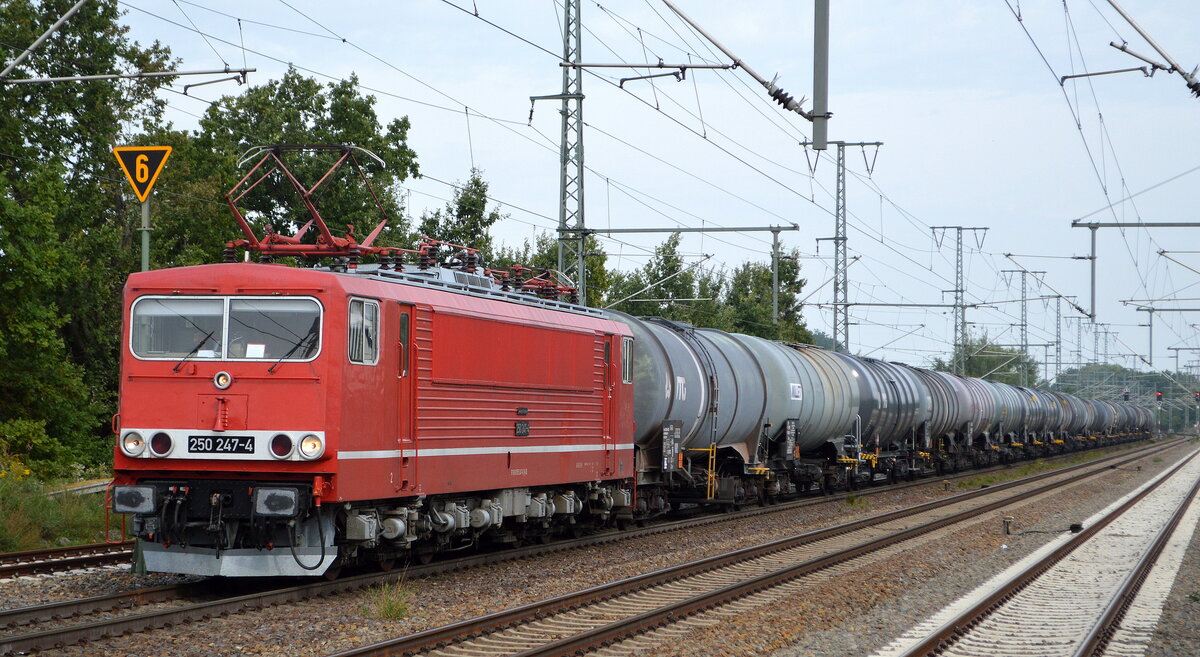 Leipziger Eisenbahnverkehrsgesellschaft mbH, Leipzig mit  250 247-4  [NVR-Nummer: 91 80 6155 247-0 D-LEG] und Kesselwagenzug am 23.09.21 Durchfahrt Bf. Golm (Potsdam).