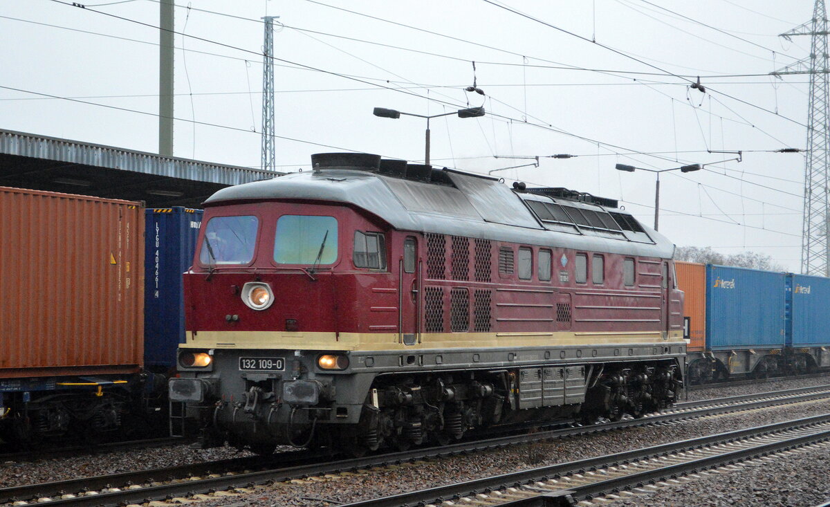 Leipziger Eisenbahnverkehrsgesellschaft mbH, Leipzig mit  132 109-0  [NVR-Nummer: 92 80 1232 109-9 D-LEG]  am 27.01.22 bei der Durchfahrt Bf. Flughafen BER - Terminal 5.