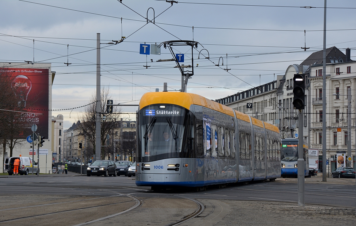 Leipziger Solaris Tramino Straßenbahn auf der Linie 4 nach Stötteritz erreicht die Haltestelle Goerdelerring. Die Aufnahme stammt vom 12.02.2018.