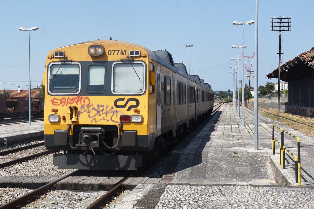 LEIRIA (Distrikt Leiria), 23.08.2019, Zug Nr. 077M als Regionalzug nach Caldas da Rainha bei der Einfahrt in den Bahnhof Leiria