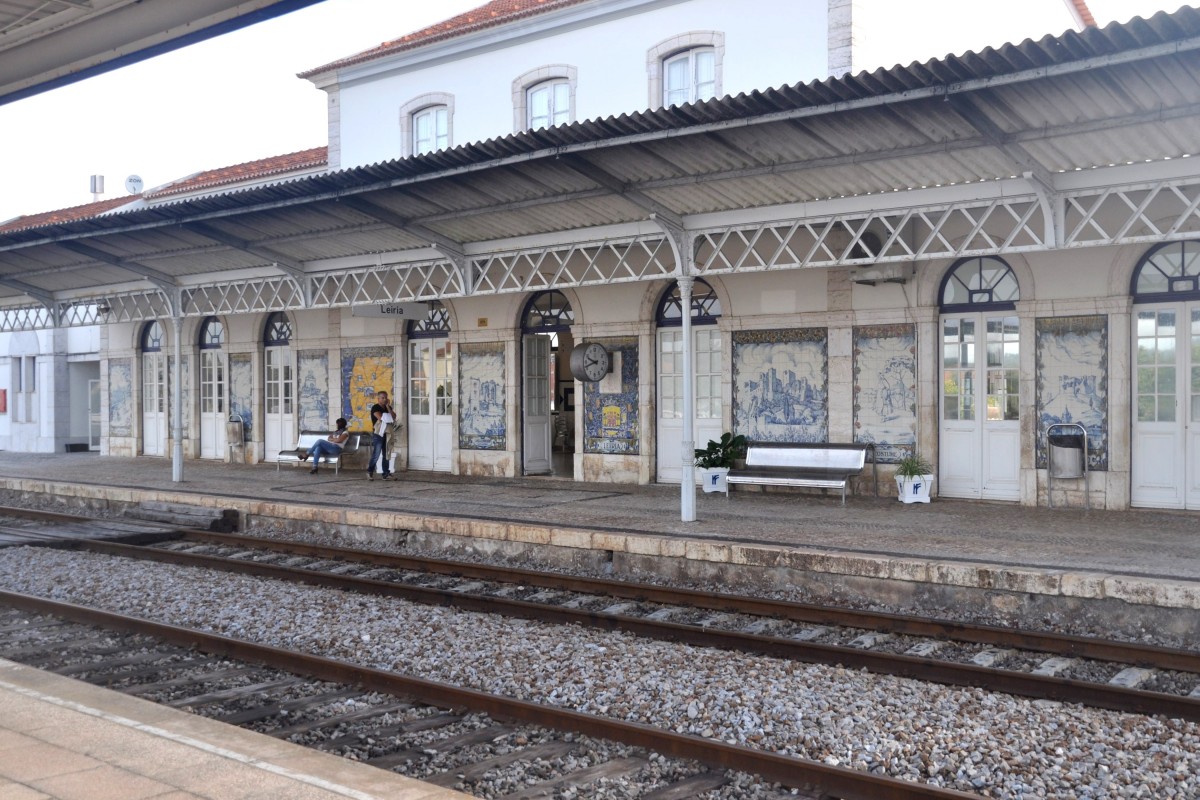 LEIRIA (Distrito de Leiria), 24.09.2013, Bahnhofsgebäude mit Azulejos (Mosaike aus zumeist quadratischen, bunt bemalten und glasifizierten Keramikfliesen)