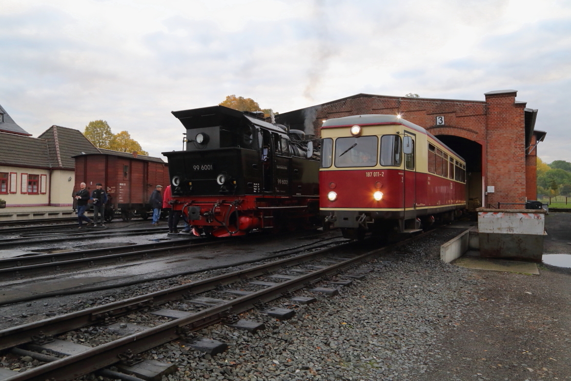 Leise brummend verläßt Triebwagen 187 011 am Morgen des 23.10.2016 den Lokschuppen in Gernrode.