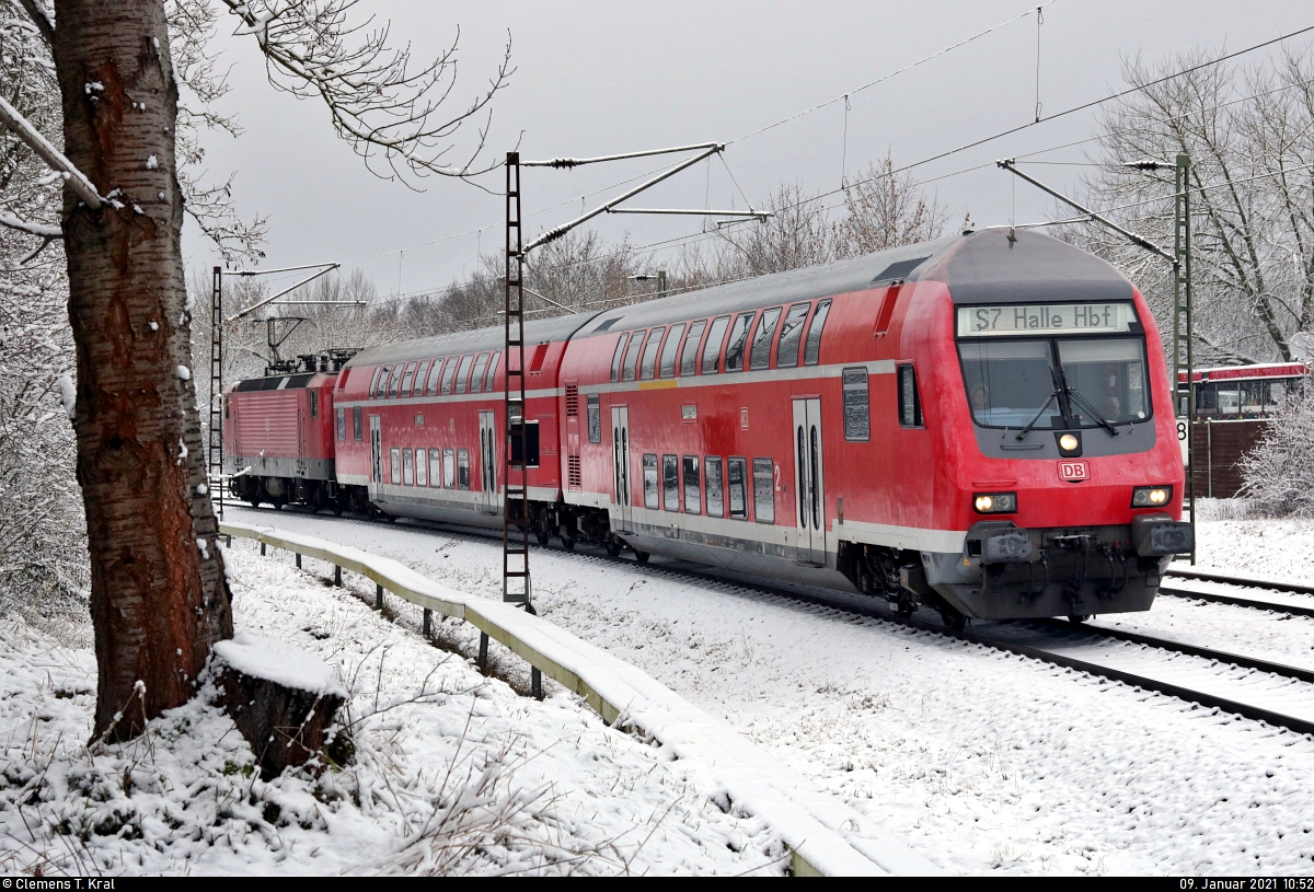 Leiser Abschied von der S7
Die S-Bahn-Linie S7 ist wegen der umfangreichen Bauarbeiten zwischen Halle Rosengarten und Angersdorf seit dem 14.1.2021 eingestellt und wird im Dezember von der S3 aus Richtung Leipzig ersetzt. Hier zeige ich Bilder aus ihren letzten Betriebstagen.

DABpbzfa 762.0 (50 80 80-35 368-5 D-DB) mit Schublok 143 957-9 lässt sich Am Bruchsee in Halle-Neustadt nach einer verschneiten Nacht gut in Szene setzen.

🧰 S-Bahn Mitteldeutschland (DB Regio Südost)
🚝 S 37727 (S7) Halle-Nietleben–Halle(Saale)Hbf
🚩 Bahnstrecke Merseburg–Halle-Nietleben (KBS 588)
🕓 9.1.2021 | 10:52 Uhr