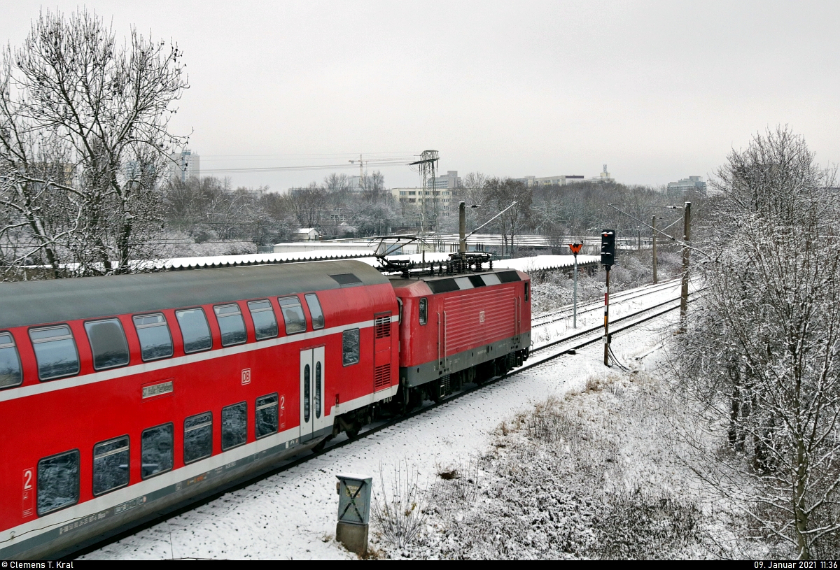 Leiser Abschied von der S7
Die S-Bahn-Linie S7 ist wegen der umfangreichen Bauarbeiten zwischen Halle Rosengarten und Angersdorf seit dem 14.1.2021 eingestellt und wird im Dezember von der S3 aus Richtung Leipzig ersetzt. Hier zeige ich Bilder aus ihren letzten Betriebstagen.

143 957-9 zieht ihre Dostos unter der Brücke auf der B 80 in Halle-Neustadt hindurch, an der das Motiv von alter (und schiefstehender) Leit- und Sicherungstechnik in Form eines Signal-Fernsprechers, Rangierhaltsignals (Ra 11a) und Hl-Signals umsäumt wird.

🧰 S-Bahn Mitteldeutschland (DB Regio Südost)
🚝 S 37726 (S7) Halle(Saale)Hbf–Halle-Nietleben
🚩 Bahnstrecke Merseburg–Halle-Nietleben (KBS 588)
🕓 9.1.2021 | 11:36 Uhr