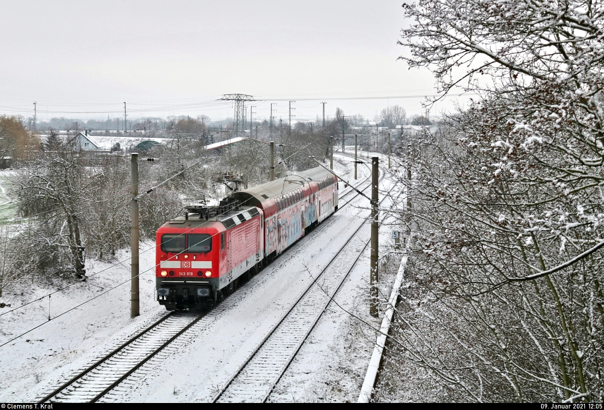 Leiser Abschied von der S7
Die S-Bahn-Linie S7 ist wegen der umfangreichen Bauarbeiten zwischen Halle Rosengarten und Angersdorf seit dem 14.1.2021 eingestellt und wird im Dezember von der S3 aus Richtung Leipzig ersetzt. Hier zeige ich Bilder aus ihren letzten Betriebstagen.

143 919-9 ist unterwegs unweit der Angersdorfer Teiche. Das rechte Gleis als Verbindung zu den Buna-Werken ist seit 2011 stillgelegt.
Aufgenommen von der Brücke Lauchstädter Straße.

🧰 S-Bahn Mitteldeutschland (DB Regio Südost)
🚝 S 37728 (S7) Halle(Saale)Hbf–Halle-Nietleben
🚩 Bahnstrecke Merseburg–Halle-Nietleben (KBS 588)
🕓 9.1.2021 | 12:05 Uhr