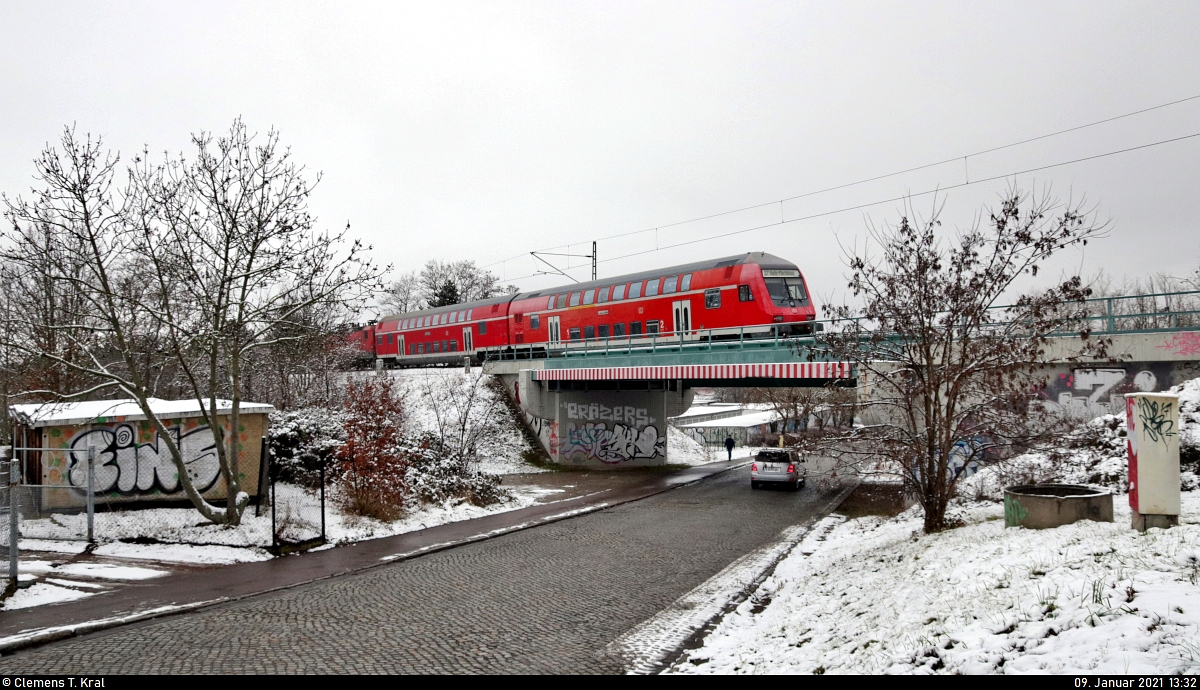 Leiser Abschied von der S7
Die S-Bahn-Linie S7 ist wegen der umfangreichen Bauarbeiten zwischen Halle Rosengarten und Angersdorf seit dem 14.1.2021 eingestellt und wird im Dezember von der S3 aus Richtung Leipzig ersetzt. Hier zeige ich Bilder aus ihren letzten Betriebstagen.

Nachschuss auf DABpbzfa 762.0 (50 80 80-35 368-5 D-DB) mit Zuglok 143 957-9 auf der Brücke über die Kaiserslauterer Straße in Halle Südstadt.

🧰 S-Bahn Mitteldeutschland (DB Regio Südost)
🚝 S 37734 (S7) Halle(Saale)Hbf–Halle-Nietleben
🚩 Bahnstrecke Halle–Hann. Münden (KBS 590)
🕓 9.1.2021 | 13:32 Uhr