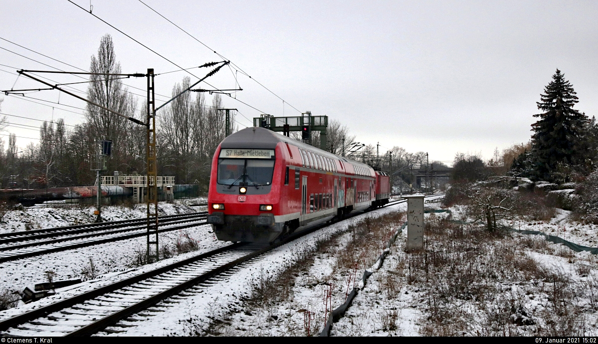 Leiser Abschied von der S7
Die S-Bahn-Linie S7 ist wegen der umfangreichen Bauarbeiten zwischen Halle Rosengarten und Angersdorf seit dem 14.1.2021 eingestellt und wird im Dezember von der S3 aus Richtung Leipzig ersetzt. Hier zeige ich Bilder aus ihren letzten Betriebstagen.

DABpbzfa 762.0 (50 80 80-35 368-5 D-DB) mit Schublok 143 957-9 erreicht den Hp Halle-Silberhöhe. Aufgenommen am Ende des Bahnsteigs.

🧰 S-Bahn Mitteldeutschland (DB Regio Südost)
🚝 S 37743 (S7) Halle-Nietleben–Halle(Saale)Hbf
🚩 Bahnstrecke Halle–Hann. Münden (KBS 590)
🕓 9.1.2021 | 15:02 Uhr