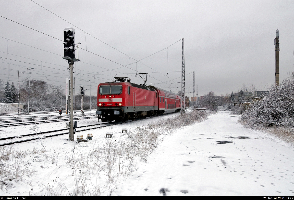 Leiser Abschied von der S7
Wegen der umfangreichen Bauarbeiten zwischen Halle Rosengarten und Angersdorf ist die Hallenser S7 seit dem 14.1.2021 eingestellt und wird so nicht wieder zurückkehren. Die letzten Jahre waren geprägt von betrieblichen Änderungen. So hat diese Linie sehr viele Fahrzeugwechsel über sich ergehen lassen, die leider nicht zu deren Zuverlässigkeit beitrugen. Weil immer genommen wurde, was gerade da war, sah man hier gefühlt mehr Abwechslung als auf einer stark frequentierten Hauptstrecke. Die altehrwürdige 143 ist aber bis zum Schluss geblieben.
Nun ist schließlich Tatsache, was lange vorher angekündigt wurde: Mit der Wiederaufnahme des Verkehrs zum Fahrplanwechsel im Dezember wird dann die S3 aus Richtung Leipzig den Streckenast nach Halle-Nietleben mit silbernen 1442 übernehmen.
Daher war es mir ein besonderer Anlass, entlang der Strecke ein paar letzte Bilder zu erstellen. Nicht nur zum dokumentarischen, sondern auch zum persönlichen Zwecke - hat die S7 mich doch seit den frühen Kindheitstagen begleitet.

Das erste Bild der Serie zeigt 143 957-9 bei der Einfahrt in den frisch verschneiten Endbahnhof Halle-Nietleben.

🧰 S-Bahn Mitteldeutschland (DB Regio Südost)
🚝 S 37718 (S7) Halle(Saale)Hbf–Halle-Nietleben
🚩 Bahnstrecke Merseburg–Halle-Nietleben (KBS 588)
🕓 9.1.2021 | 9:42 Uhr