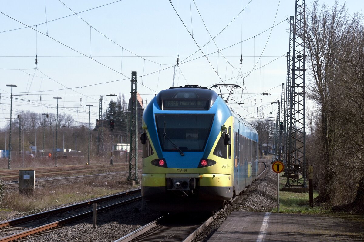 LENGERICH (Kreis Steinfurt), 29.03.2021, ET 8.05 der Eurobahn (im Outfit der Westfalenbahn) als RB 66 nach Münster Hbf bei der Ausfahrt aus dem Bahnhof Lengerich(Westf)