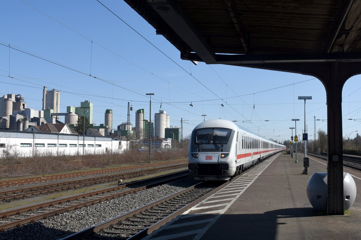 LENGERICH (Kreis Steinfurt), 29.03.2021, IC in Richtung Osnabrück Hbf auf Durchfahrt durch den Bahnhof Lengerich(Westf)