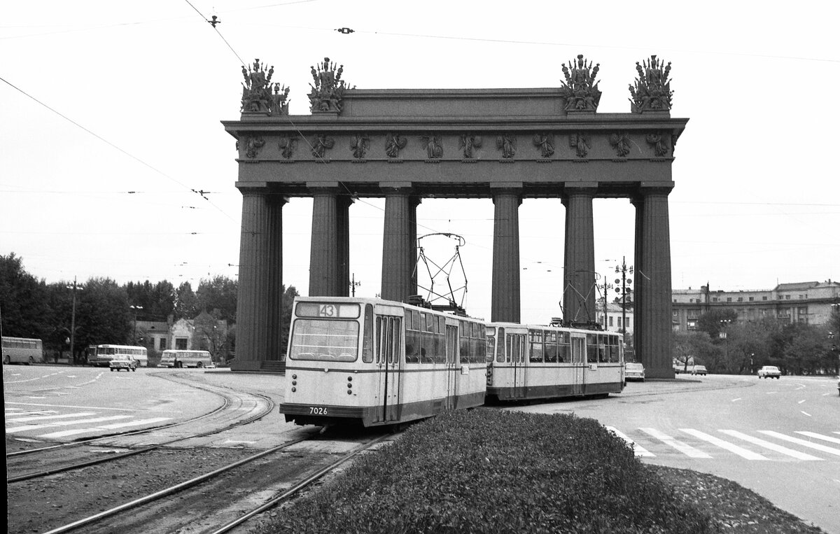 Leningrad Tram__ Einfarbiger  LM-68M-Zug auf Linie 43 umfährt das 'Moskauer Triumphtor' von 1838 in Leningrad. __10-1977