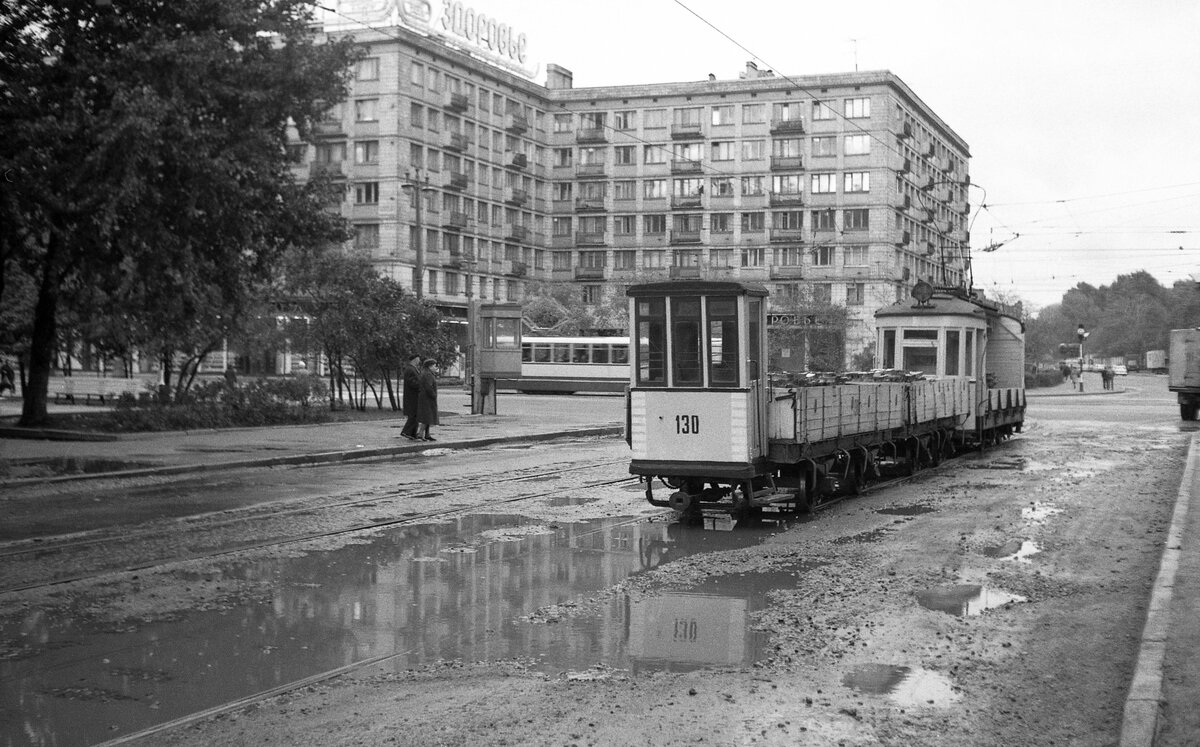 Leningrad Tram__Güter-Zug in der Stadt unterwegs. Regenwetter...__10-1977