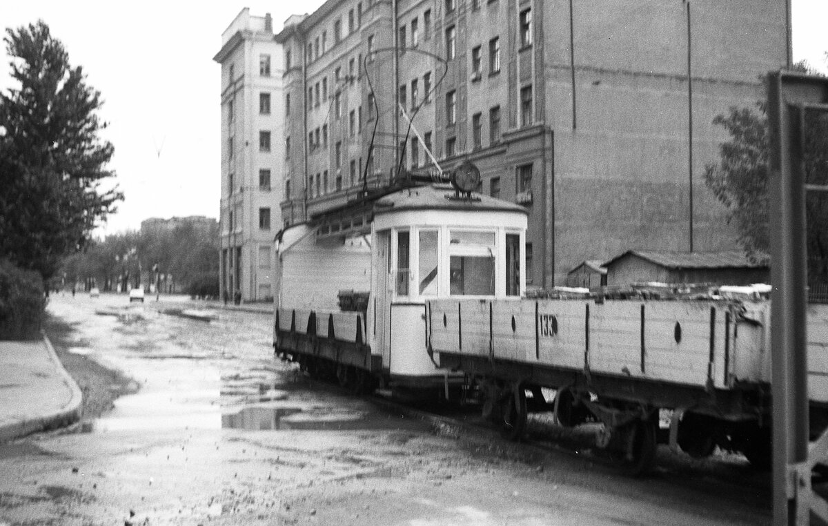 Leningrad Tram__Güterzug verläßt Betriebsgelände.__10-1977