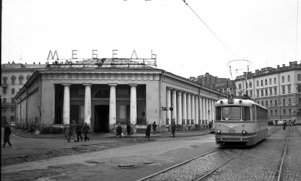 Leningrad Tram__LM-57 auf Linie 11 vor einem Möbel-Kaufhaus dessen Gebäude inzwischen auch wieder bessere Tage gesehen hat...__10-1977