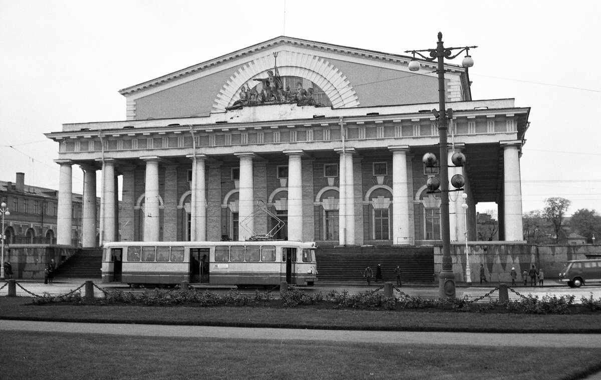 Leningrad Tram__LM-57 vor der Alten Börse.__10-1977