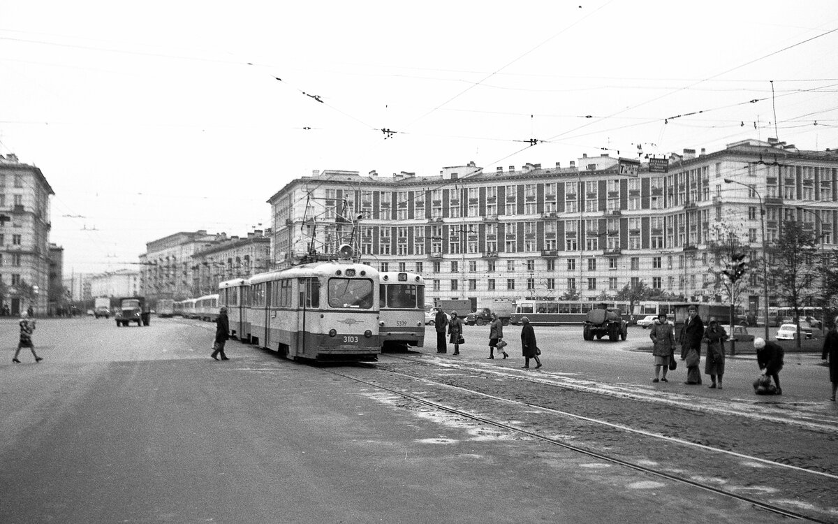 Leningrad Tram__Straßen-Szene in Leningrad mit LM-49-Zug, LM-57 und LM-68.__10-1977