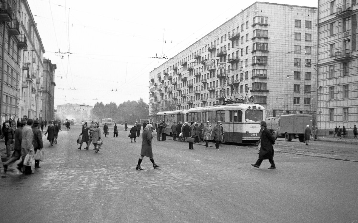 Leningrad Tram__Straßen-Szene in Leningrad mit LM-49-Zug. Modal split ?__10-1977