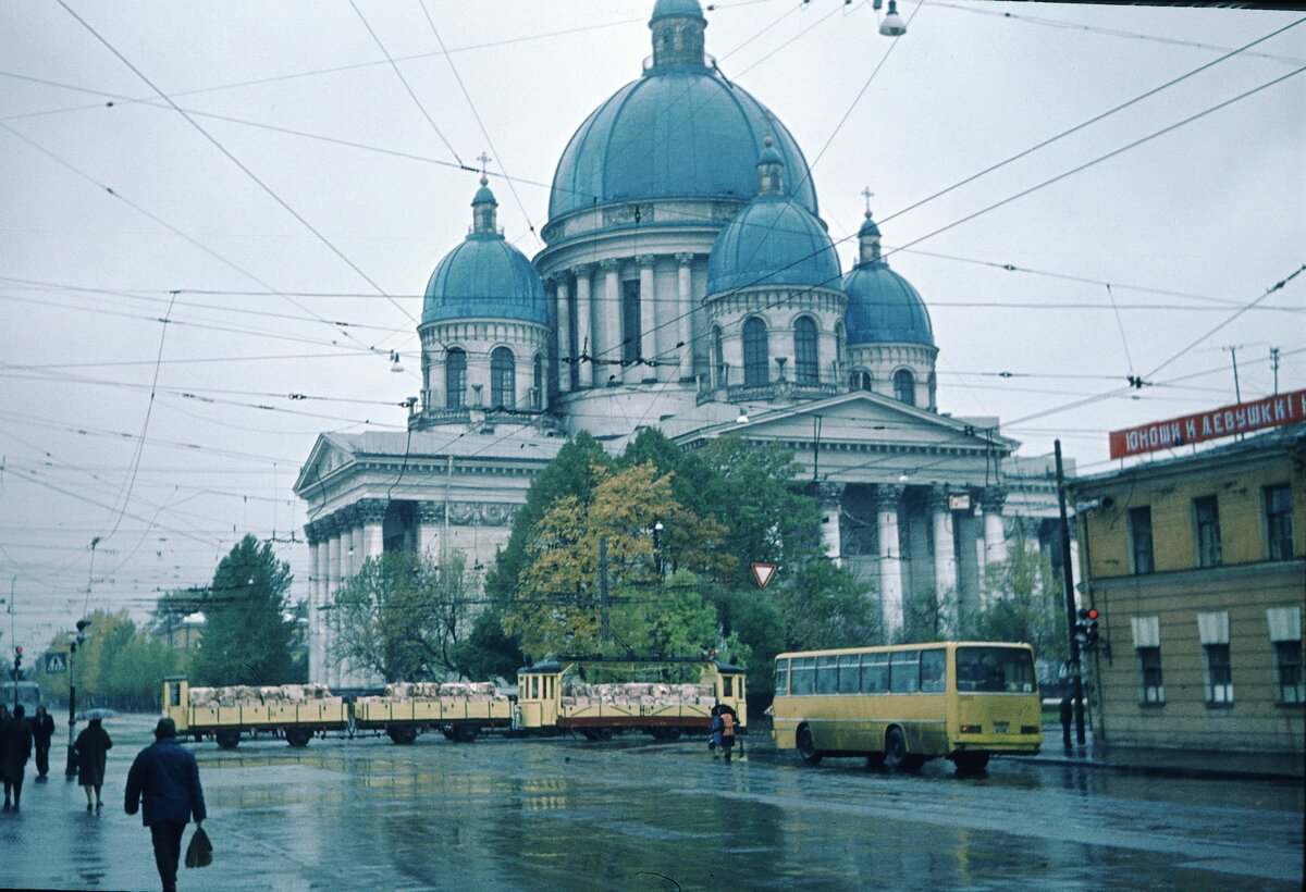 Leningrad_10-1977_Güterzug vor Dreifaltigkeitskathedrale