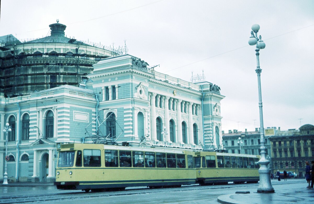 Leningrad_10-1977_Linie 15_LM 68 vor Marijnski-Theater