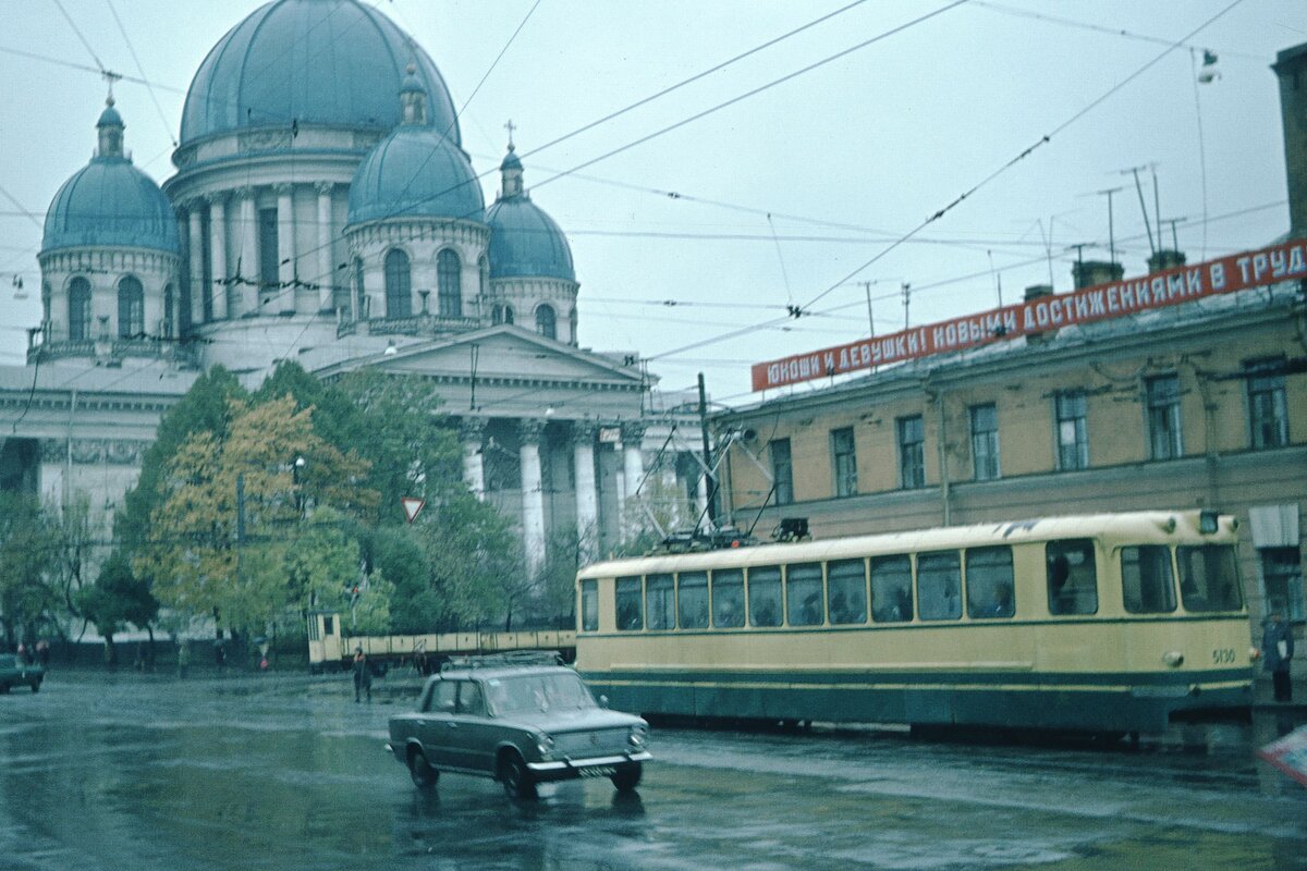 Leningrad_10-1977_LM 57 [5130]+ Güterzug Dreifaltigkeitskathedrale