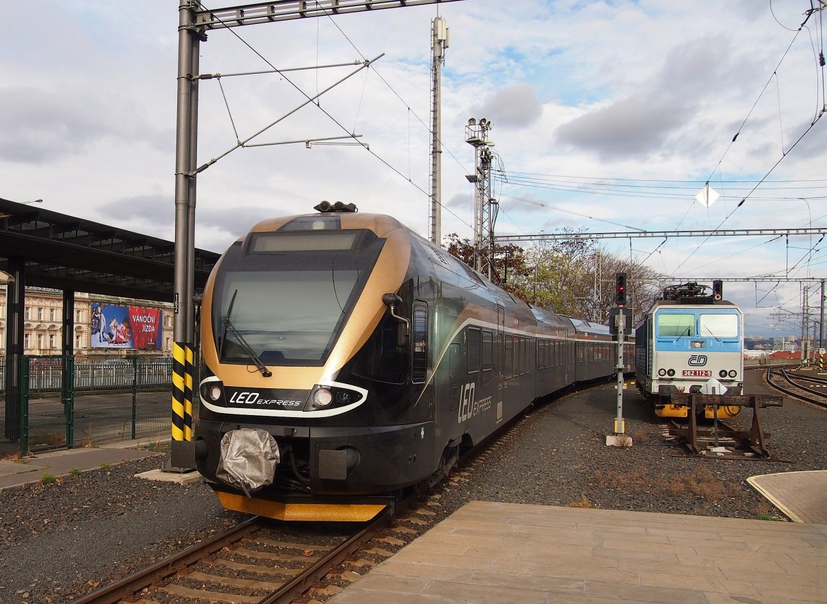 LEO Express 480 004-1 in Hauptbahnhof Prag am 8. 11. 2013 als LE1359 verlsst nach Bohumin.
