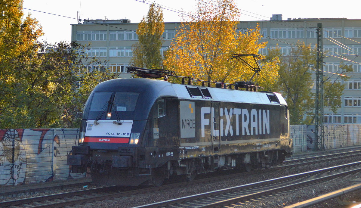 LEO Express GmbH, Berlin [D] für Flixtrain mit dem MRCE Taurus  ES 64 U2-018  [Nummer: 91 80 6182 518-1 D-DISPO] am 14.11.19 Richtung Bf. Berlin Lichtenberg in Höhe S-Bhf. Berlin Wedding.