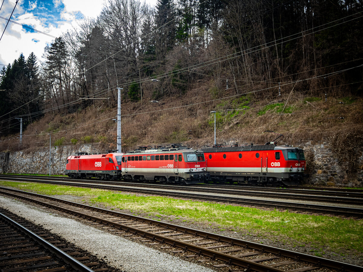 Leoben. Die zweitgrößte Stadt der Steiermark, ist noch die letzte 1142-Hochburg in Österreich. Eine dieser Altbaulokomotiven, die 1142 627, steht hier im Bahnhof Leoben abgestellt – 16.03.2024