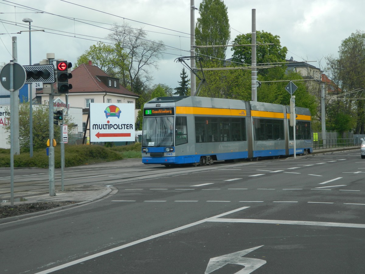  Leoliner 1  - NGT8, die achtachsigen Triebwagen waren die ersten Niederflurwagen in Leipzig und sind seit 1994 im Einsatz. Das Bild zeigt das Fahrzeug mit der Betriebsnummer 1140 auf der Linie 3 Richtung Knautkleeberg, aufgenommen am 18.04.2014 in Taucha. 