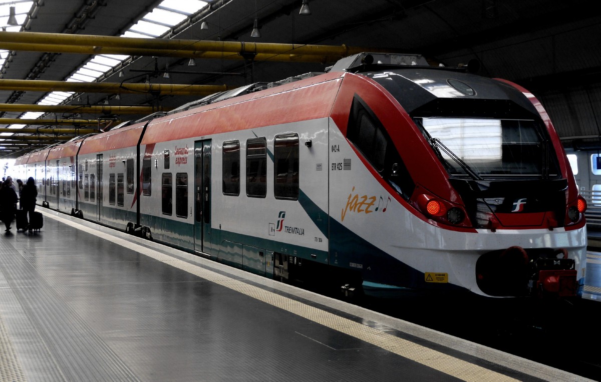 Leonardo-Express 91 83 4425 210-1 I-IT im Flughafenbahnhof Roma Fiumicino, 21.9.15.