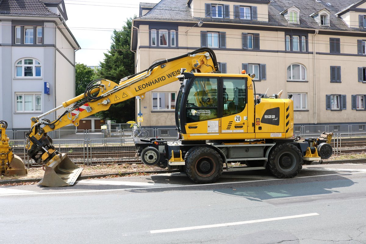 Leonhard Weiss Liebherr 922 Rail am 03.08.19 in Frankfurt am Main von einen Gehweg aus fotografiert